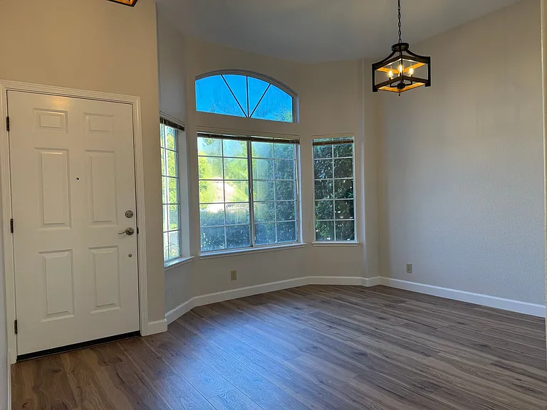 1613 Steinbeck Dr — Photo 3