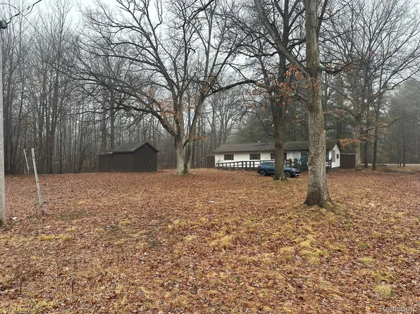 991 W Maplecrest Dr, Sanford, MI 48657