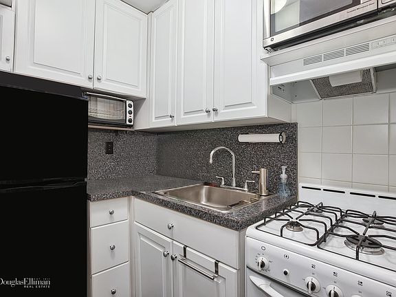 3rd image of 225 E 36th St APT 12A