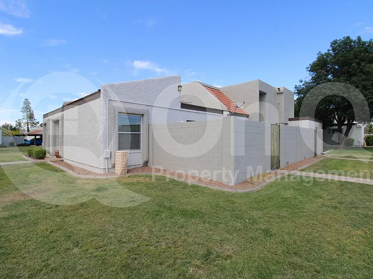 928 E Diamond Dr — Photo 2