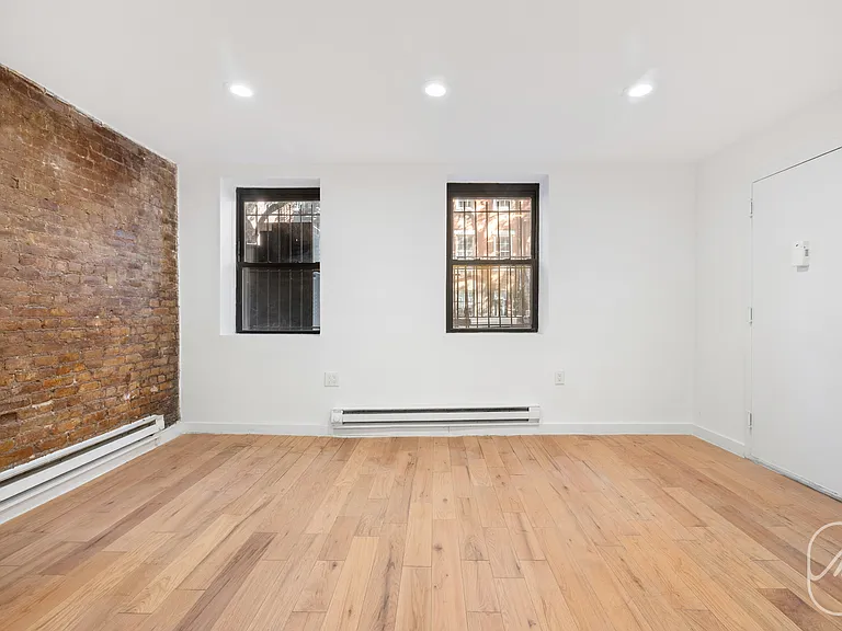 348 W 21st St #1F — Photo 2