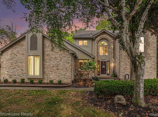 36896 Chesapeake Rd, Farmington Hills, MI 48335