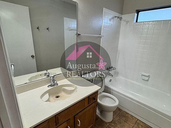 4th image of 12 Buttercup Dr