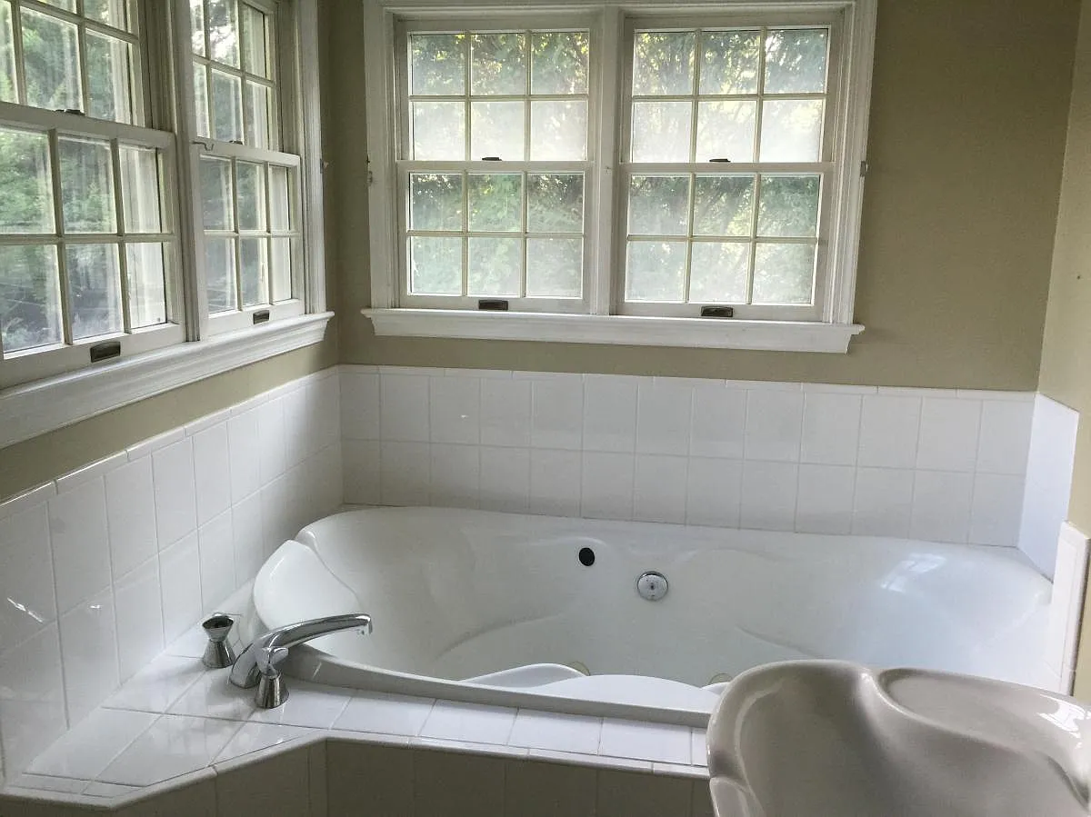 5 bed, 2400 sqft, $4,290 — Photo 3