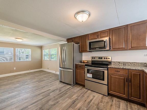 5th image of 273 Thomas Dr