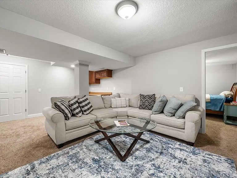 1002 N Clinton St — Photo 33