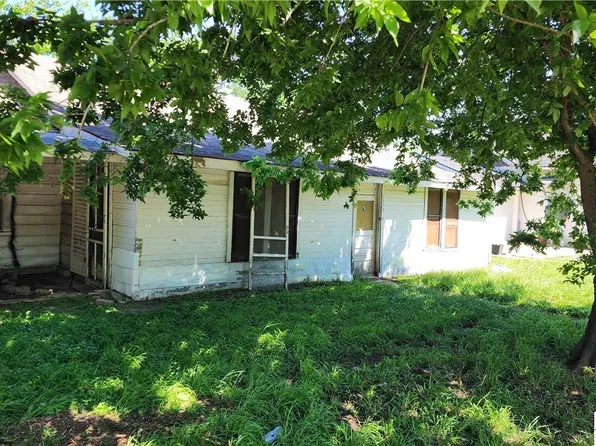 1518 N College St, Gonzales, TX 78629