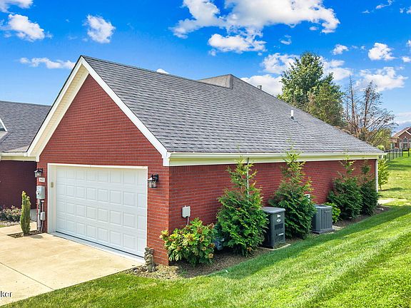 4th image of 443 Woodlake Dr