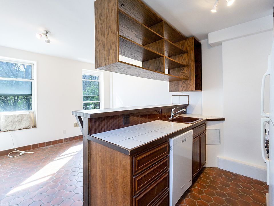 1st image of 115 E 2nd St APT 4