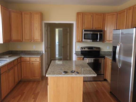 4th image of 27 Indian Wood Ln