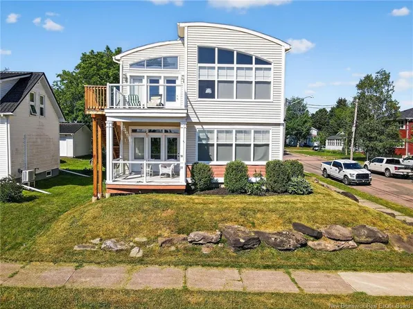 94 Newton St #A, Moncton, NB E1E 3A4