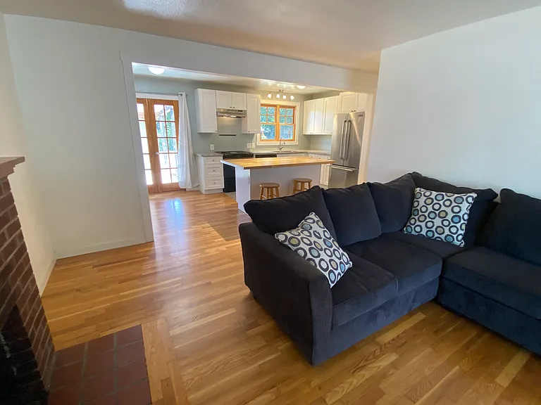1042 Winchester Ave — Photo 4