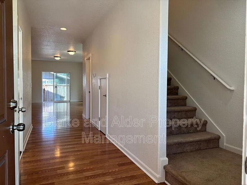 4 bed, 2.5 bath, 1950 sqft, $2,295 — Photo 3