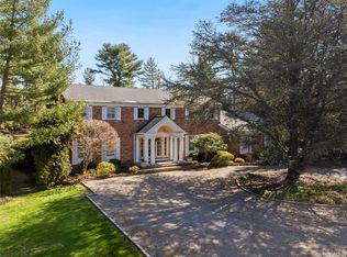 6 Long Ridge Ln, Glen Head, NY 11545