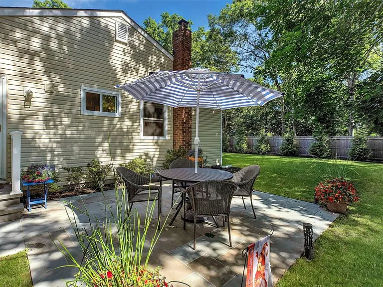 38 Woodridge Rd — Photo 2
