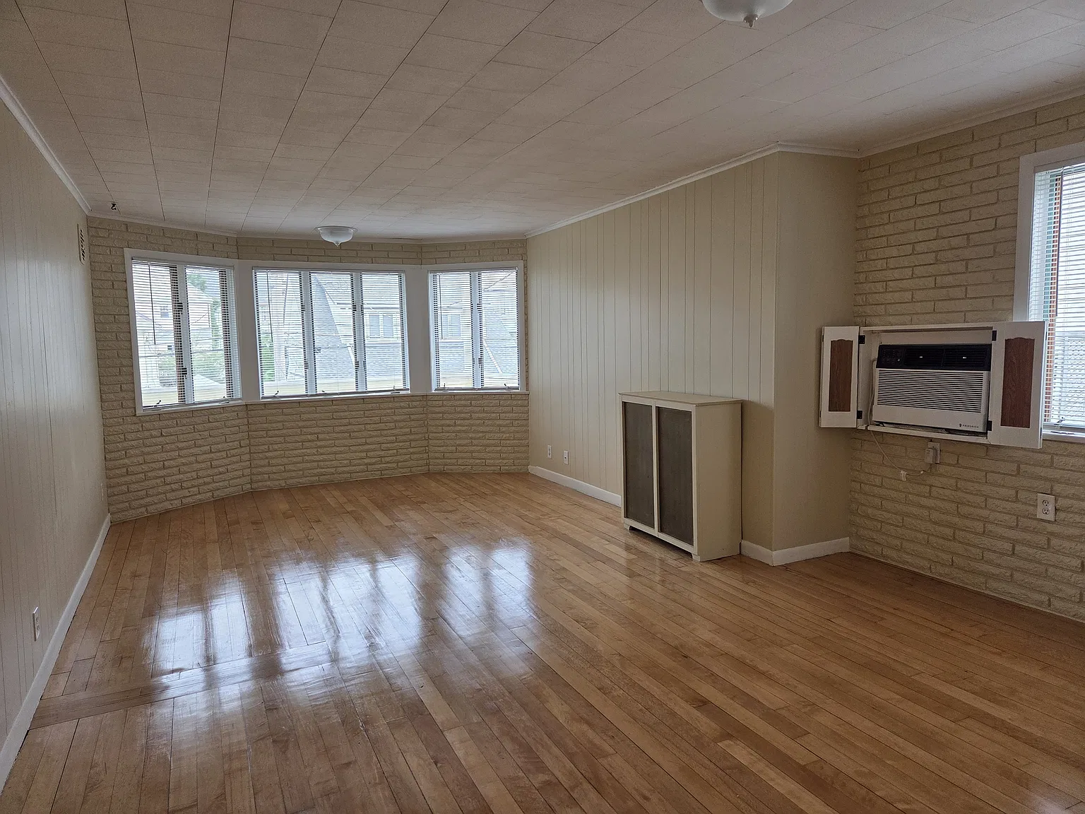 3 bed, 1000 sqft, $3,200 — Photo 2