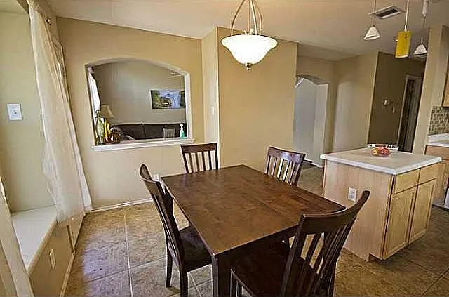 3 bed, 2.5 bath, 1422 sqft, $1,895 — Photo 2