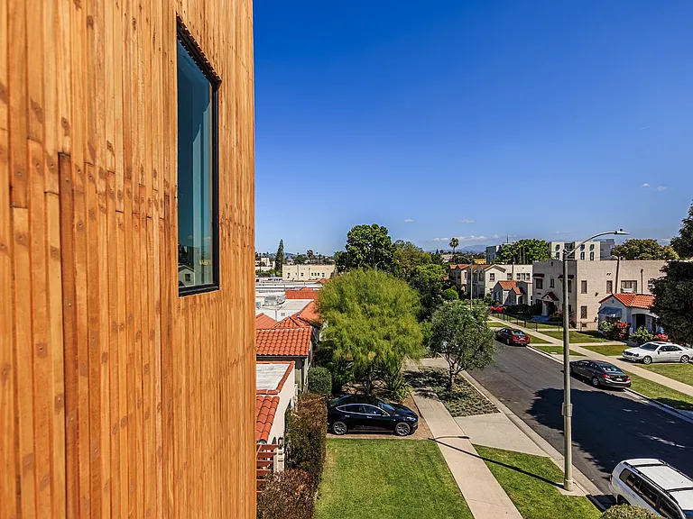 2847 S. Victoria Ave — Photo 27