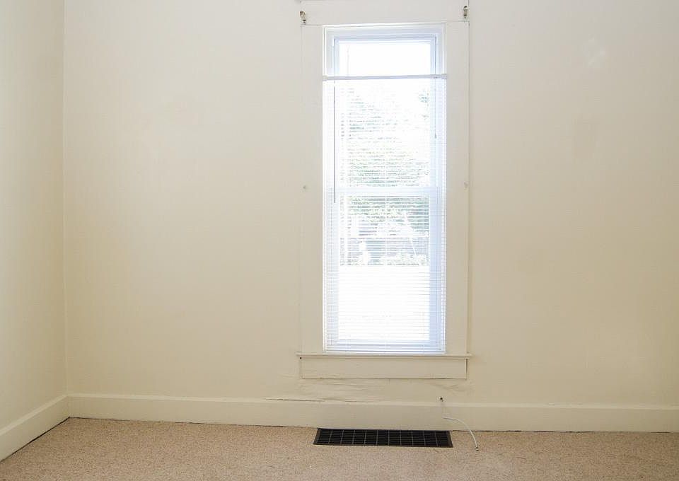 1st image of 905 W University Ave