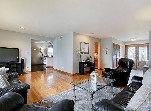 5th image of 638 Newport Ave