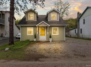 10281 Grove Dr, Whitmore Lake, MI 48189