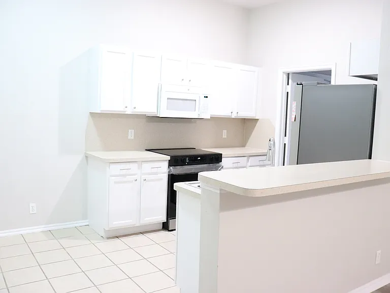 1215 Eastgate Dr — Photo 4