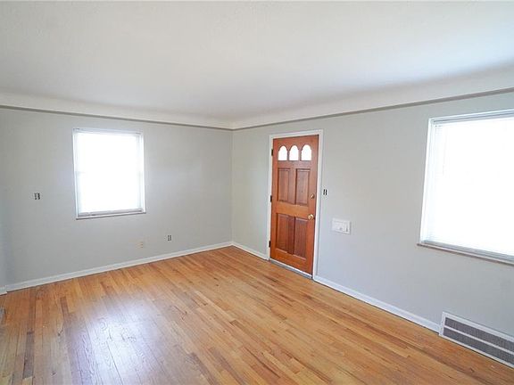 4th image of 270 E 200th St