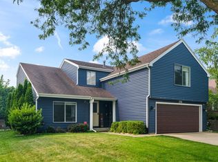 209 Alpine Dr, Vernon Hills, IL 60061