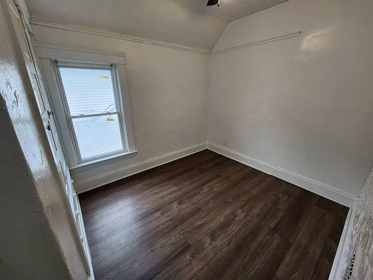 13900 Potomac Ave — Photo 32
