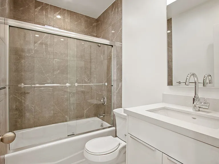 1451 Franklin St in Santa Monica! Steps to SM Blvd and near the Water Garden. — Photo 4