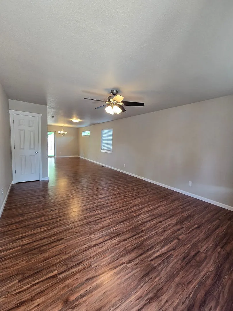 Pet Friendly 4 Bedroom, 2.5 Bathroom Home with a 2 Car Garage! — Photo 3