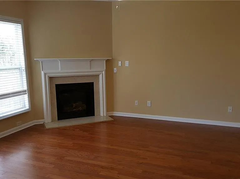 2036 Executive Dr — Photo 21