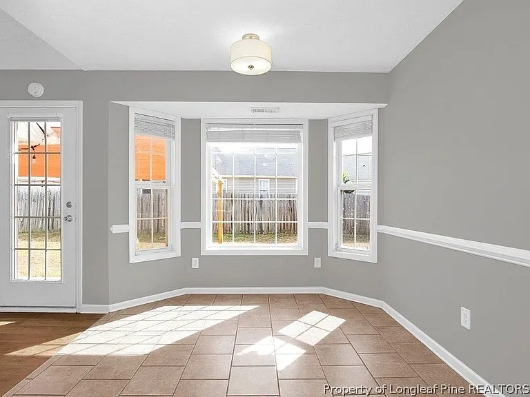 1475 Avoncroft Dr — Photo 10