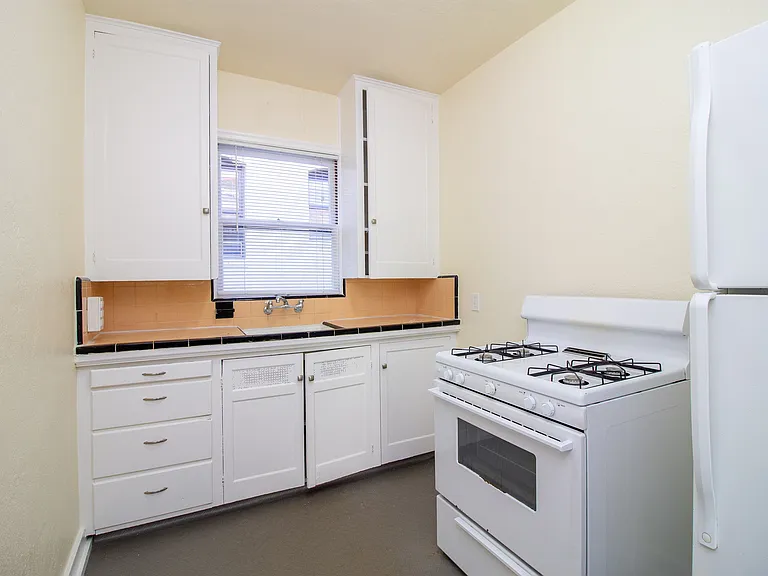 Gardner Court - Portland Oregon - Kitchen