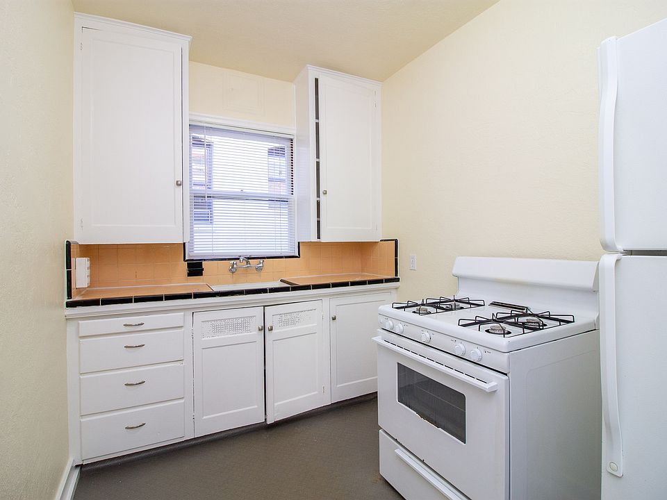 Gardner Court - Portland Oregon - Kitchen