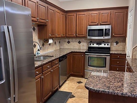 3rd image of 405 Versailles Blvd #2