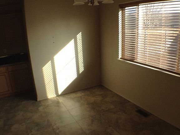 4th image of 1535 S James Ave