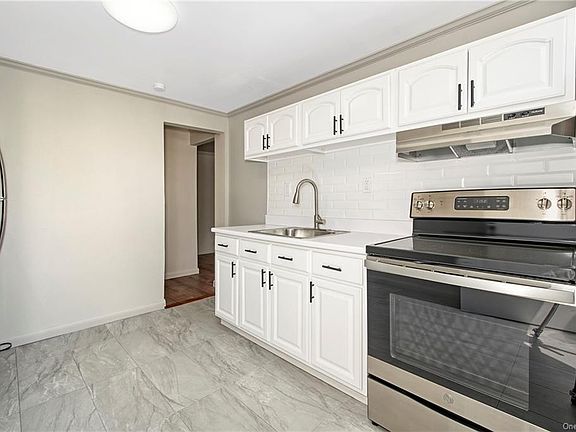 5th image of 449 Ellendale Ave Floor 2