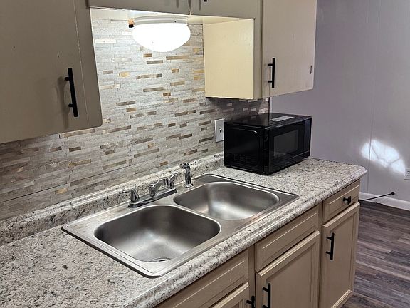 5th image of 2662 Carver St