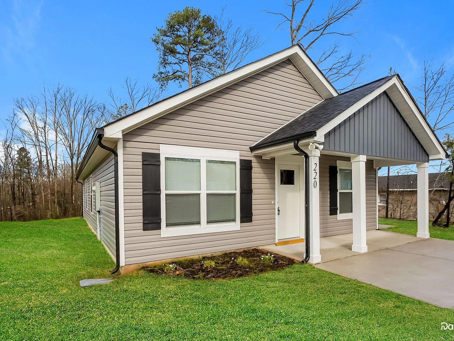 3 bed, 2.0 bath, 1205 sqft, $1,615 — Photo 2