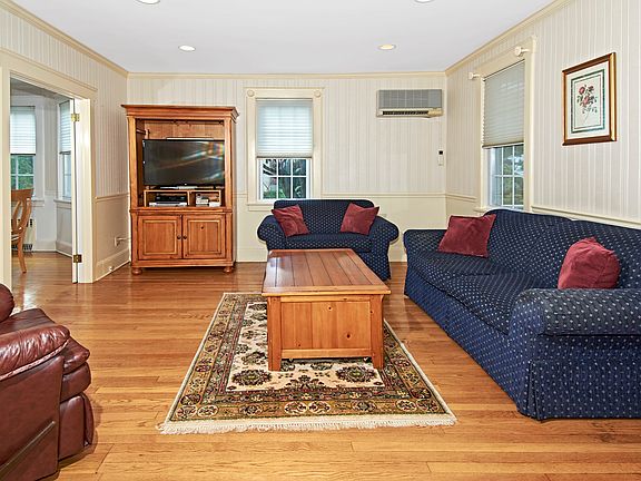 3rd image of 121 Hobart Ave