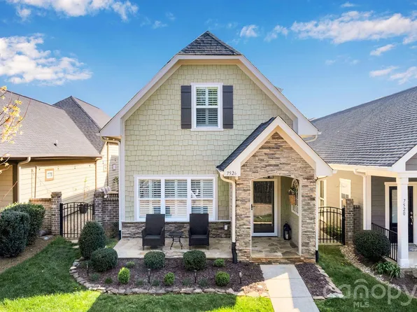 7526 Fairway Villa Cir, Denver, NC 28037