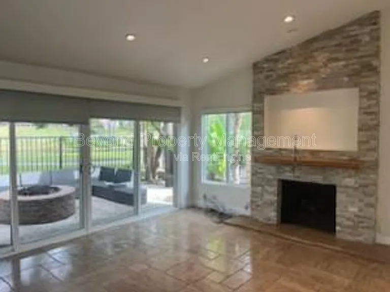 972 Ashton Ct — Photo 11