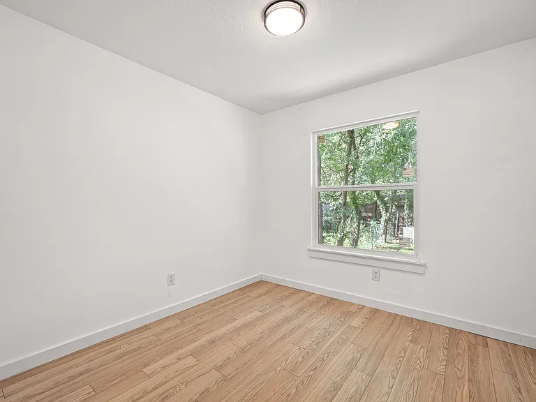 2313 Lakehurst Dr — Photo 18