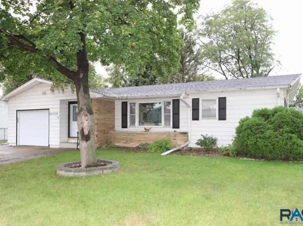 104 E 21st St, Yankton, SD 57078