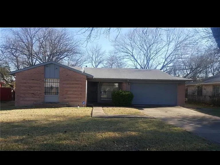 3806 Golden Hills Dr — Photo 2