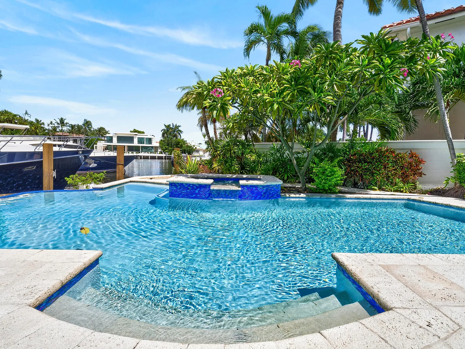 5 bed, 4.5 bath, 5299 sqft, $32,000 — Photo 4