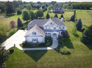 8219 Country Shire Ln, Spring Grove, IL 60081