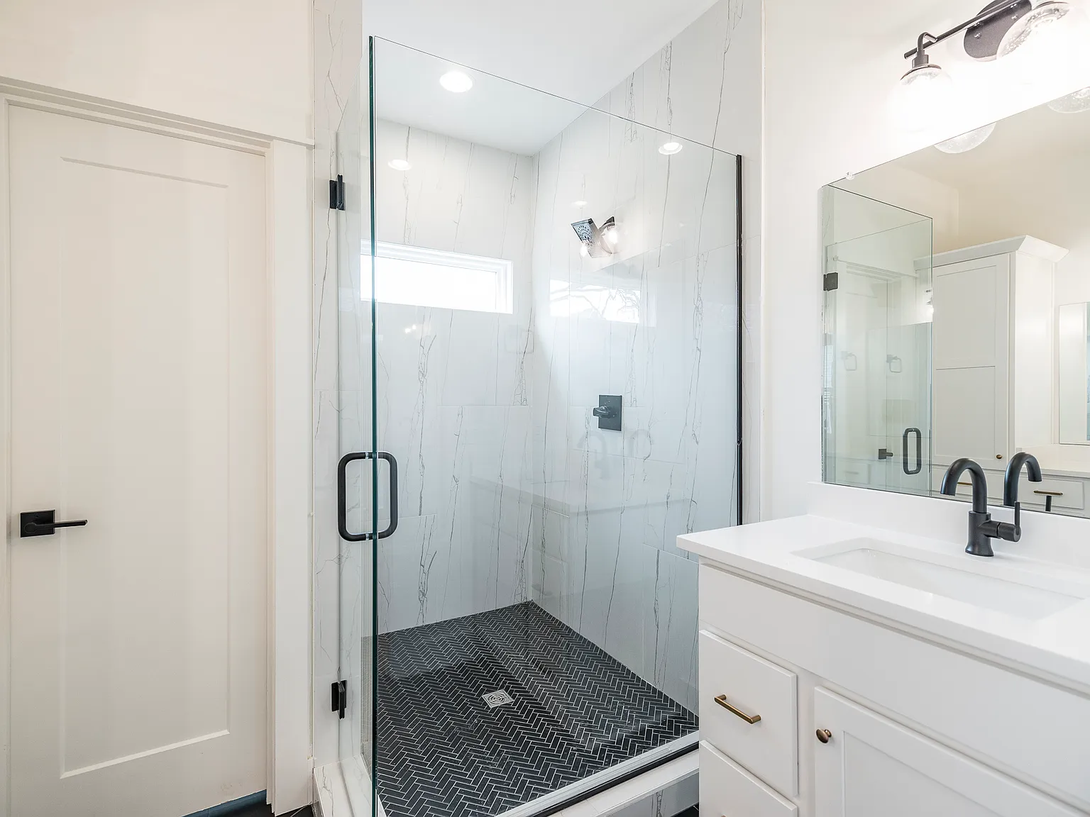 4 bed, 2100 sqft, $3,575 — Photo 4