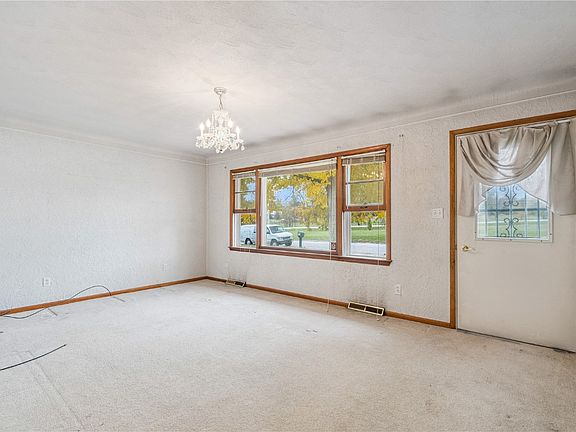 3rd image of 150 Isham Dr